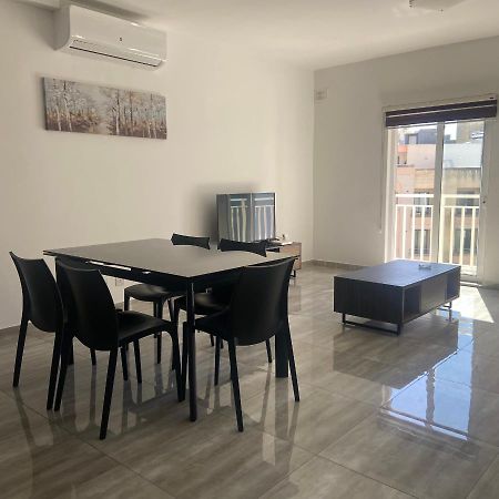 F10 Room 1, Private Double Room With Private Bathroom In Shared Flat Msida Eksteriør billede