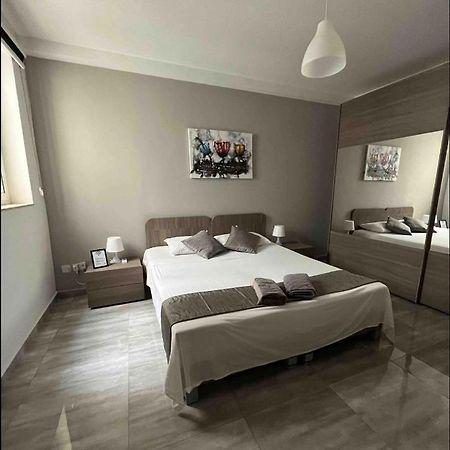 F10 Room 1, Private Double Room With Private Bathroom In Shared Flat Msida Eksteriør billede