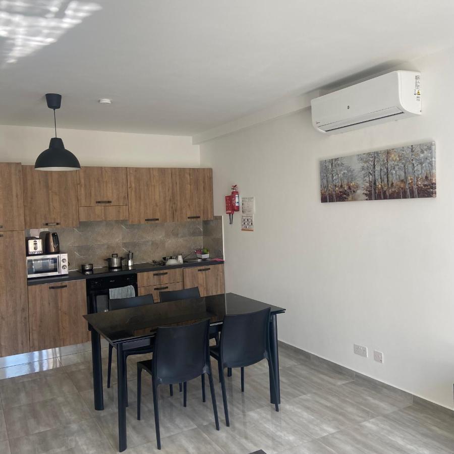 F10 Room 1, Private Double Room With Private Bathroom In Shared Flat Msida Eksteriør billede