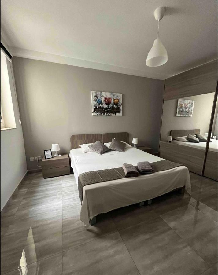 F10 Room 1, Private Double Room With Private Bathroom In Shared Flat Msida Eksteriør billede
